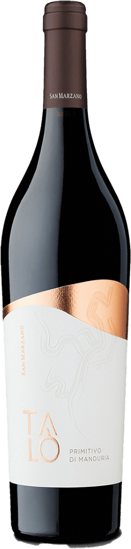 San Marzano - Primitivo di Manduria DOP Talò Het label is modern en minimalistisch vormgegeven, met een diagonale band in metallic koperkleur. Op het witte label staat in grote, koperkleurige letters 'TALO' en daaronder 'Primitivo di Manduria'. Er is een subtiel reliëf zichtbaar met een abstract patroon, mogelijk een gestileerde kaart of lijntekening. Het geheel oogt strak en elegant, met een duidelijke focus op het koperaccent en het minimalistische ontwerp.