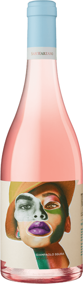 San Marzano - Salento IGP Tramari ART, Rosé di Primitivo Het label toont een artistieke collage van een gezicht met verschillende kleuren en stijlen. Het gezicht is samengesteld uit diverse elementen zoals ogen, lippen, en huidtinten die overlappen. Dit creëert een modern en kunstzinnig effect.