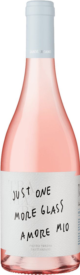 San Marzano - Salento IGP Tramari ART, Rosé di Primitivo Het label is wit en heeft een minimalistische uitstraling. De tekst 'JUST ONE MORE GLASS AMORE MIO' staat in grote, speelse handgeschreven letters centraal op het label. Er zijn geen afbeeldingen van dieren, fruit of natuur te zien. Het label bevat verder weinig decoratie en heeft een moderne, niet-traditionele uitstraling.