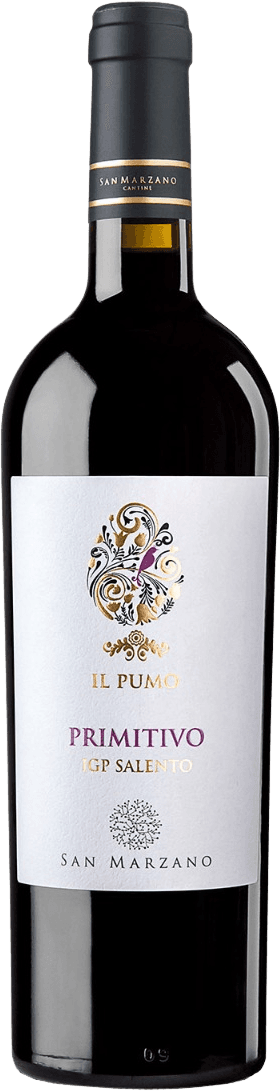 San Marzano - Salento IGP Il Pumo Primitivo 2022 Het label toont een sierlijk, artistiek ontwerp in het midden met krullende patronen. Onder dit ontwerp staat de tekst 'IL PUMO' en daaronder 'PRIMITIVO IGP SALENTO'. Onderaan het label is de naam 'SAN MARZANO' te zien.