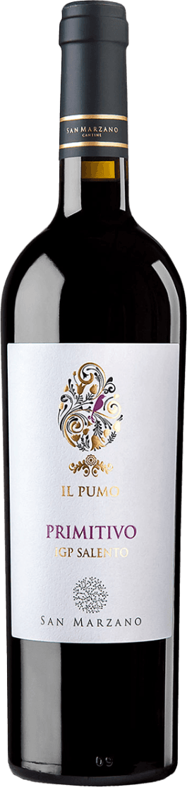 Salento IGP Il Pumo Primitivo 2023 Het label is wit met een sierlijk, goudkleurig ornament centraal afgebeeld. Dit ornament heeft een krullend, bijna florale en abstracte stijl. De naam 'IL PUMO' staat in goud onder het ornament en de druivensoort 'PRIMITIVO' in paars daaronder. Onderaan het label staat 'SAN MARZANO' met een subtiel boomachtig symbool.