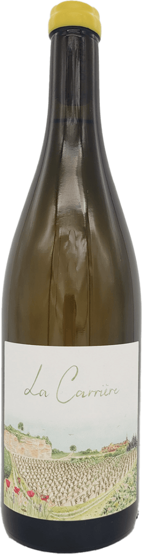 VdF La Carrière 2022 Het label toont een getekend landschap van een wijngaard met op de voorgrond wijnranken, bloemen (zoals klaprozen), en op de achtergrond enkele gebouwen en groene heuvels. De naam 'La Carrière' staat in sierlijke letters boven het tafereel. Het geheel heeft een zachte, natuurlijke uitstraling.