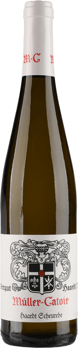 Haardt Haardt Scheurebe BIO 2018 Het label toont een familiewapen in zwart-wit met sierlijke krullen. Onder het wapen staat de naam 'Müller-Catoir' in rood, en daaronder de naam van de wijn 'Haardt Scheurebe'.