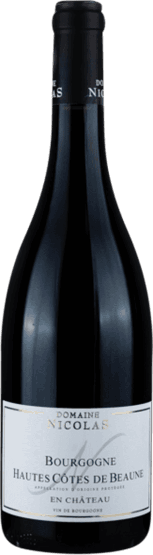 Hautes Côtes de Beaune AC En Château Het label is wit met zwarte en gouden tekst. Er staat 'Domaine Nicolas' bovenaan in goud en 'Bourgogne Hautes Côtes de Beaune' in het midden in zwart. Onderin staat 'En Château' en 'Vin de Bourgogne' ook in zwart. Verder is er een subtiele, grote letter 'N' in grijs op de achtergrond.
