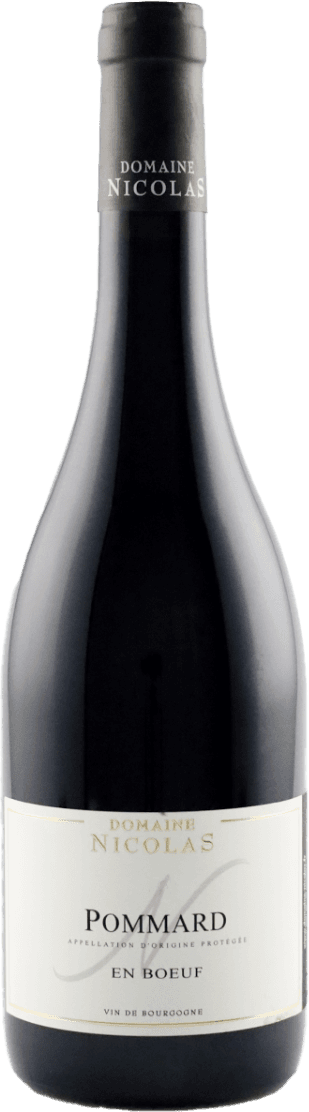 Pommard AC En Boeuf 2023 Het label is klassiek en minimalistisch vormgegeven. Het heeft een witte achtergrond met subtiele gouden en zwarte accenten. In het midden staat de naam 'Pommard' groot gedrukt, met daarboven 'Domaine Nicolas'. Onderaan staan kleinere teksten zoals 'En Boeuf' en andere herkomstinformatie. Er zijn geen afbeeldingen of illustraties op het label te zien, enkel tekst.