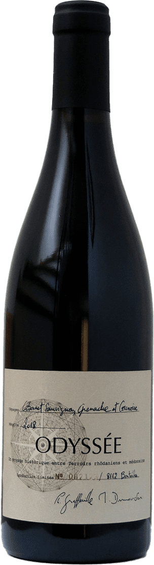 VdF Odyssée 2020 Het label toont een minimalistisch ontwerp met een geometrisch patroon in het midden. De naam 'ODYSSÉE' is prominent aanwezig in grote letters. Er zijn handgeschreven elementen en gedrukte tekst die informatie over de wijn geven.