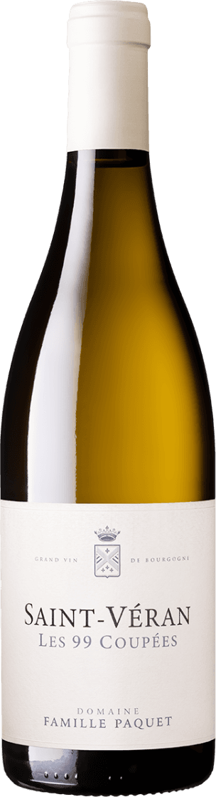 Saint-Véran AC Les 99 Coupées Het label is klassiek en minimalistisch vormgegeven met een witte achtergrond. Bovenaan staat een klein familiewapen (schild met kroon), centraal grote strakke zwarte letters met de naam van de wijn en onderaan kleinere tekst met de naam van het domein. Het geheel oogt rustig, traditioneel en elegant zonder uitbundige kleuren of afbeeldingen.