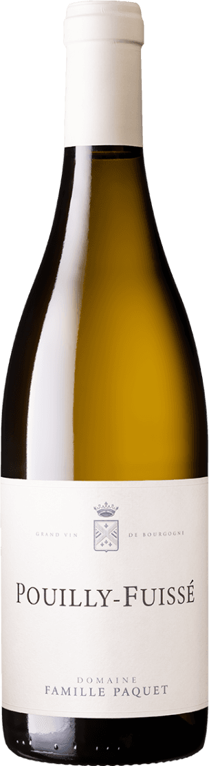 Pouilly-Fuissé AC BIO Het label is minimalistisch met een familiewapen bovenaan en de tekst 'Pouilly-Fuissé' in grote letters. Daaronder staat 'Domaine Famille Paquet'. Het geheel is eenvoudig en elegant, met een traditionele uitstraling.