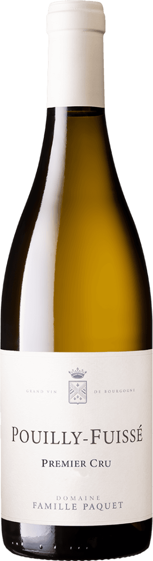 Domaine Famille Paquet - Pouilly-Fuissé 1ER BIO Het label is minimalistisch en traditioneel vormgegeven met een familiewapen bovenaan. De tekst bevat de naam van de wijn 'Pouilly-Fuissé Premier Cru' en de producent 'Domaine Famille Paquet'.