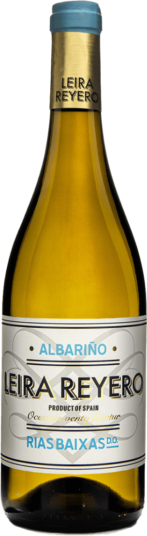 Bodegas Pascual - Rias Baixas DO Leira Reyero Albarino Het label van de wijnfles toont grote, duidelijke letters met de naam 'Leira Reyero'. Het heeft een minimalistische uitstraling met geometrische patronen en een combinatie van blauwe en gouden tinten. Er zijn geen afbeeldingen van objecten of dieren te zien, alleen tekst en lijnen.