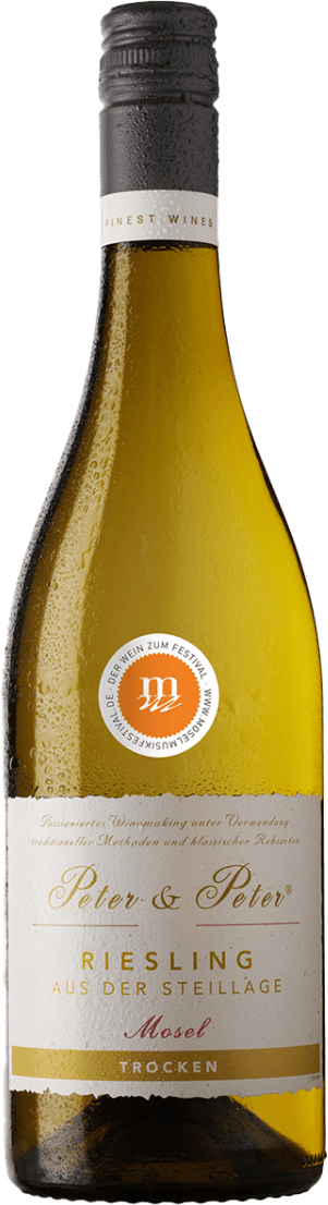 Peter & Peter - Mosel Riesling Steillage Trocken Het label van de wijnfles is minimalistisch en elegant. Het bevat sierlijke letters met de naam 'Peter & Peter' prominent in het midden. Er is een gouden horizontale strook onderaan het label, en bovenaan staat een ronde sticker met een oranje achtergrond en witte tekst.