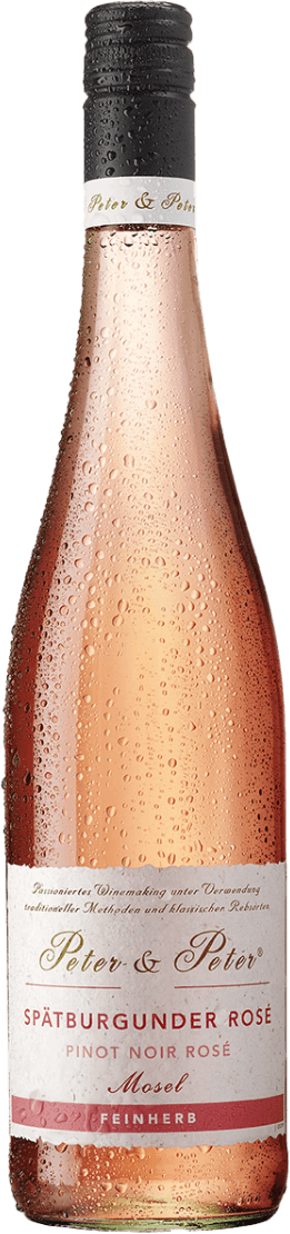 Het label van de wijnfles toont een elegante en minimalistische stijl. Het bevat de naam 'Peter & Peter' in sierlijke letters, met daaronder de aanduiding 'Spätburgunder Rosé Pinot Noir Rosé Mosel'. Onderaan het label staat 'Feinherb' op een rode band. De achtergrond is voornamelijk wit met subtiele texturen.