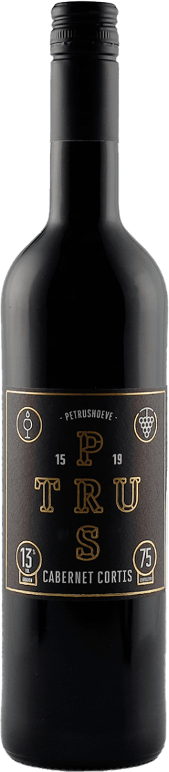 Hageland BOB Cabernet Cortis 2022 Het label is zwart met goudkleurige accenten en omlijningen. In het midden staat groot het woord 'PETRUS' in een speelse, opvallende typografie. Bovenaan staat de naam 'Petrushoeve' en aan beide zijden zijn kleine iconen afgebeeld: links een wijnglas, rechts een druiventros. Onderaan staan de cijfers 13% (alcoholpercentage) en 75cl (inhoud), elk in hun eigen cirkel. Het ontwerp oogt strak, modern en minimalistisch maar met klassieke invloeden door het kleurgebruik.