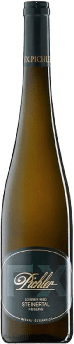 Wachau Grüner Veltliner Steinertal Het label op deze fles is donker van kleur, voornamelijk zwart met een groot, subtiel transparant FX-logo op de achtergrond. De naam 'Pichler' staat prominent in een sierlijk, goudkleurig lettertype, schuin over het label heen. Verder zijn er kleinere teksten in goud en wit, maar het ontwerp is strak, modern en minimalistisch, zonder afbeeldingen of illustraties. Het geheel oogt elegant en klassiek, met een luxe uitstraling.