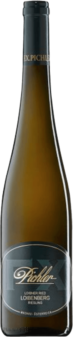 Wachau Grüner Veltliner Loibenberg Het label is donker van kleur, waarschijnlijk zwart of donkergroen, met een elegante en klassieke uitstraling. Het bevat sierlijke, grote letters in goud of lichtkleurig schrift, met een duidelijke merknaam prominent aanwezig. Er zijn geen afbeeldingen van dieren, fruit, bloemen of landschappen, enkel tekst en een subtiel grafisch element dat het label een luxe en traditioneel karakter geeft.