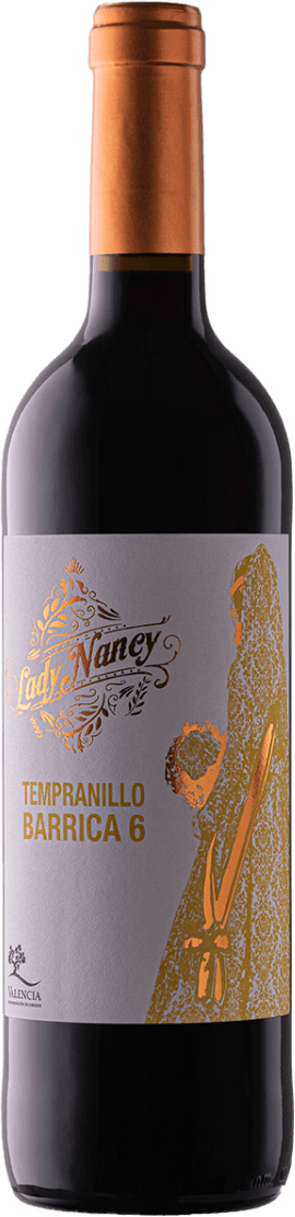 Viñas del Portillo - Valencia DOP Lady Nancy, Barrica 6 Het label toont een sierlijke illustratie in goudkleur van een vrouw met een kanten sluier die bloemen vasthoudt. De naam 'Lady Nancy' staat prominent in sierlijke letters bovenaan, en daaronder 'Tempranillo Barrica 6'. Onderaan is het Valencia-logo zichtbaar.
