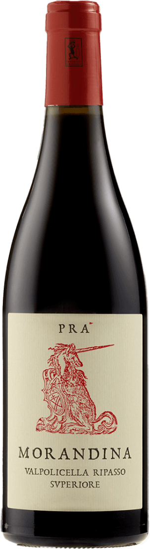 Azienda Vinicola Prà - Valpolicella Superiore DOC Morandina Ripasso Het label toont een artistieke illustratie van een ridder met een lans, in rode kleur op een crèmekleurige achtergrond. De naam 'PRA' staat bovenaan in zwarte letters, en daaronder 'MORANDINA VALPOLICELLA RIPASSO SUPERIORE'.