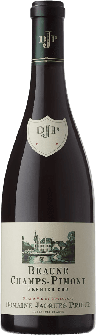 Domaine Jacques Prieur - Beaune AC Champs-Pimont 1er Cru Het label toont een klassieke, traditionele uitstraling. Bovenaan het etiket staat een familiewapen of schild met de letters 'DJP'. Op het hoofdlabel is een illustratie te zien van een kasteel of wijnhuis, omgeven door natuur, in een donkergroene kleur. De rest van het label bevat voornamelijk tekst in verschillende lettergroottes, met een deel van de tekst in het rood. Het geheel oogt elegant en ingetogen, zonder opvallende moderne of kleurrijke elementen.