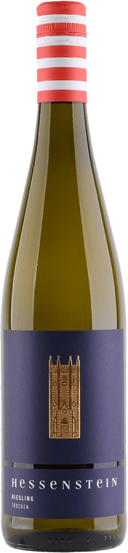 Hessenstein Riesling Trocken Het label is diepblauw en minimalistisch vormgegeven. Centraal staat een goudkleurige afbeelding van een kasteel of een kerkachtig gebouw. Daaronder staat in witte, strakke hoofdletters de naam 'Hessenstein'. Het label straalt een klassieke, traditionele stijl uit met een moderne touch door het minimalistische ontwerp. De capsule is opvallend rood met witte horizontale strepen.