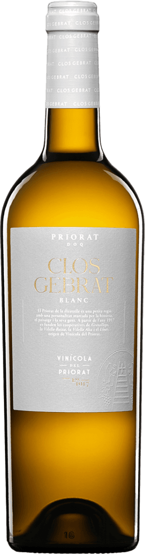 Vinicola del Priorat - Priorat DOCa Clos Gebrat Blanc Het label is strak en minimalistisch vormgegeven, met een lichte, bijna witte achtergrond. De tekst is in goud en lichtgrijs gedrukt, met de naam 'CLOS GEBRAT' prominent in het midden in grote gouden letters. Onderaan het label is in reliëf een afbeelding van een wijngaard of wijnranken verwerkt. Verder bevat het label vooral tekst en een gestempeld effect, zonder opvallende afbeeldingen of kleuren.