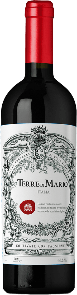 Terre di Mario Red Het label heeft een klassieke uitstraling met sierlijke, gedetailleerde illustraties rondom de tekst 'Terre di Mario'. Er is een rood zegel onderaan het midden van het label. De stijl doet denken aan traditionele gravures.