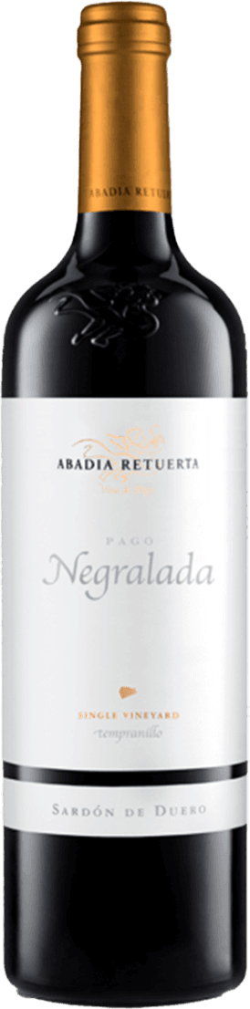 Abadia Retuerta - Abadia Retuerta DOP Negralada 2018 Het label heeft een witte achtergrond met de naam 'Abadia Retuerta' bovenaan in zwarte letters. Daaronder staat 'Pago Negralada' in een sierlijk lettertype. Verder zijn er kleine oranje en grijze accenten, waaronder het woord 'Tempranillo'. Er is ook een subtiele afbeelding van wat lijkt op een engel of figuur met vleugels boven de tekst.