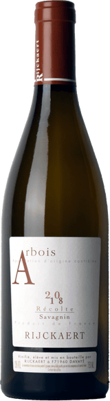 Jean Rijckaert - Arbois AC Savagnin Het label heeft een minimalistisch ontwerp met grote letters die de naam 'Arbois' en het jaartal prominent weergeven. Er is weinig visuele decoratie, voornamelijk tekstueel met een focus op typografie.