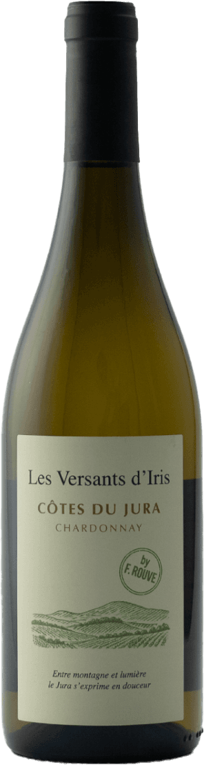 RIJCK - Arbois AC Les Versants d'Iris by F. Rouve, Chardonnay Het label toont een eenvoudige en minimalistische stijl met de naam van de wijn, "Les Versants d'Iris Côtes du Jura Chardonnay," in duidelijke letters. Onderaan is een schets van een heuvelachtig landschap te zien, wat duidt op de regio van herkomst. Er is ook een stempel met "by F. Rouve" aanwezig.
