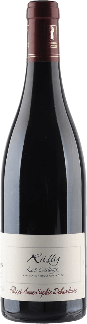 Domaine Rois Mages - Rully AC Les Cailloux Pinot Noir Het label van deze wijnfles is vrij minimalistisch en traditioneel vormgegeven. Het is een licht crèmekleurig label met een eenvoudige rechthoekige randlijn. In het midden staat de naam 'Rully Les Cailloux' in een sierlijk handschrift, met daaronder kleinere tekst. Onderaan het label is een handtekening of naam in een roodbruine kleur geschreven. Er zijn verder geen afbeeldingen, illustraties of opvallende grafische elementen aanwezig.