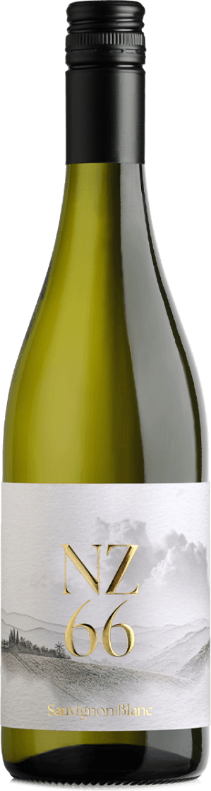 NZ 66 Sauvignon Blanc Het label toont een landschap met heuvels en wolken, met de grote letters 'NZ 66' in goudkleur.