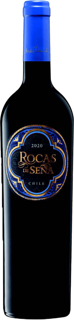 Seña - Rocas de Sena 2020 Aconcagua Valley Het label heeft een sierlijk ontwerp met gouden en blauwe elementen. De tekst 'Rocas de Seña' staat centraal in grote, elegante letters. Er zijn decoratieve patronen rondom de tekst.
