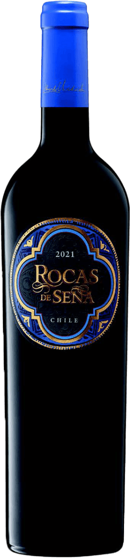 Sena - Rocas de Sena 2021 Aconcagua Valley Het label van de wijnfles heeft een elegante en klassieke uitstraling. Het bevat een centraal embleem met de tekst 'Rocas de Seña' in goudkleurige letters tegen een donkere achtergrond. Er zijn decoratieve patronen rondom het embleem, die het geheel een luxe uitstraling geven. De jaartal '2021' is ook prominent aanwezig.