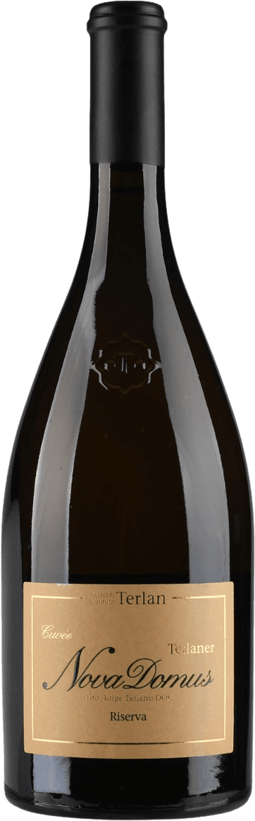 Cantine Terlano - Alto Adige DOC Santa Maddalena 2023 Het label is rechthoekig en heeft een klassieke, minimalistische uitstraling. De achtergrond is beige met een dunne gouden rand. De tekst op het label bevat sierlijke en klassieke lettertypes, waarbij 'Nova Domus' in het groot centraal staat. Er zijn geen afbeeldingen of illustraties te zien, alleen tekst.