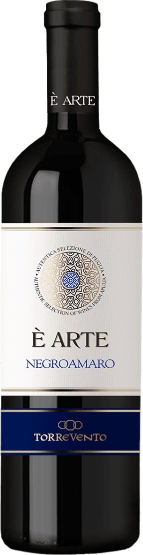 Cantine Torrevento - Puglia IGT È Arte Negroamaro Het label toont een centraal cirkelvormig embleem met complexe patronen, omringd door de tekst 'AUTENTICA SELEZIONE DI PUGLIA' en 'ARTISTIC SELECTION OF WINES FROM ITALY'. Daaronder staat in grote letters 'È ARTE' en daaronder 'NEGROAMARO'. Onderaan is er een donkerblauwe band met het woord 'TORREVENTO' in goudkleurige letters.