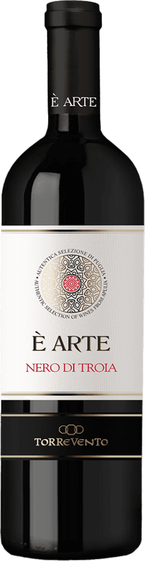 Cantine Torrevento - Puglia IGT È Arte, Nero di Troia 2022 Het label is wit met een centraal cirkelvormig embleem dat lijkt op een traditioneel of artistiek patroon. Boven de tekst 'È ARTE' staat het embleem en daaronder in rode letters 'NERO DI TROIA'. Onderaan het label staat 'TORREVENTO' in goudkleurige letters op een zwarte achtergrond.