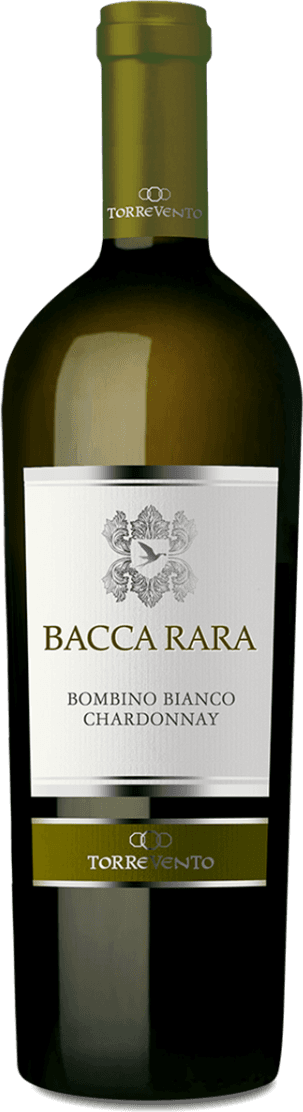 Cantine Torrevento - Puglia IGT Bacca Rara Het label heeft een klassiek ontwerp met een centraal familiewapen of embleem boven de naam 'Bacca Rara'. De tekst is in elegante, goudkleurige letters gedrukt. Het ontwerp is minimalistisch en traditioneel, met een focus op het familiewapen.