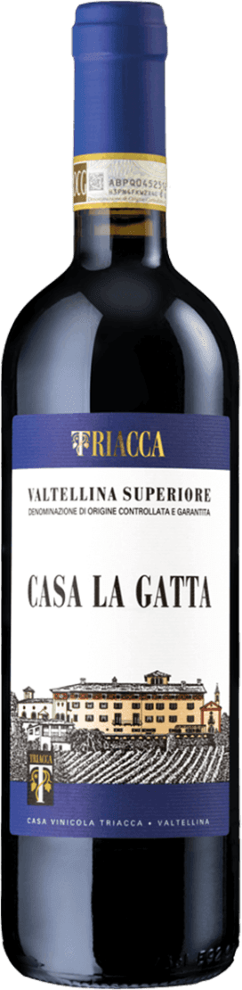 TRIA - Valtellina Superiore DOCG Casa La Gatta Het label toont een afbeelding van een groot gebouw met wijnvelden ervoor, waarschijnlijk een wijnhuis of kasteel. Bovenaan staat de naam van de wijn en producent in grote letters.