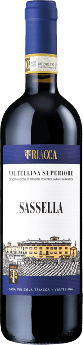 Valtellina Superiore DOCG Sassella Het label toont een gedetailleerde tekening van een wijnhuis met wijngaarden ervoor. Bovenaan staat de naam 'TRIACCA' in goud op een blauwe achtergrond. Onderaan is er een embleem met een gouden schild.