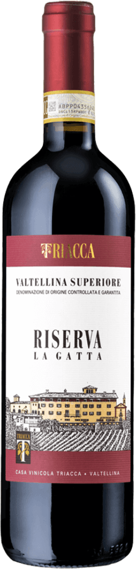 Valtellina Superiore DOCG Riserva La Gatta Het label toont een afbeelding van een wijnhuis met wijngaarden op de voorgrond. Bovenaan staat de naam 'Triacca' in goud op een rode achtergrond. De rest van het label is wit met zwarte tekst en bevat de naam van de wijn en de classificatie. Onderaan is er nog een klein embleem met een familiewapen.