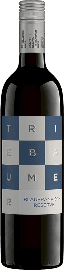 Weingut Triebaumer - Ruster DAC Blaufränkisch Reserve Het label van de wijnfles toont een patroon van afwisselend blauwe en witte vierkanten. Binnen deze vierkanten staan grote letters die samen de naam 'TRIEBAUMER' vormen. Onderaan staat in kleinere letters 'BLAUFRÄNKISCH RESERVE'. Het geheel heeft een minimalistische uitstraling met een focus op typografie.
