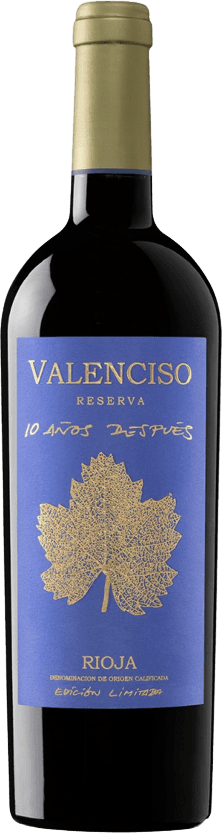 Valenciso - Rioja DOC 10 años después Het label van de wijnfles is blauw met in het midden een goudkleurige afbeelding van een wijnblad. Bovenaan staat de naam 'VALENCISO' in grote gouden letters, gevolgd door 'RESERVA'. Daaronder staat '10 AÑOS DESPUÉS' in een handgeschreven stijl. Onderaan op het label staat 'RIOJA' en verdere kleinere tekst.