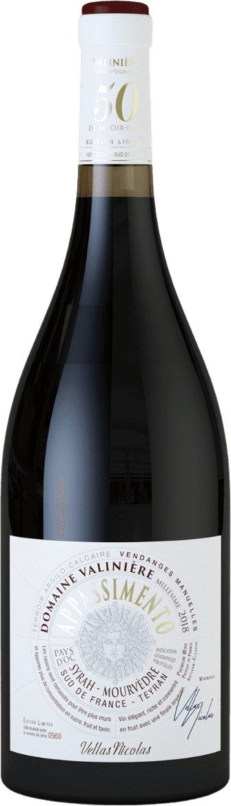 Domaine Valinière - Pays d'Oc IGP Appassimento, Beschdigd etiket 2021 Het label is overwegend wit met een cirkelvormig ontwerp in het midden. In het centrum staat een illustratie van een gezicht, omringd door tekst in verschillende groottes en kleuren (goud, rood). Het woord 'Appassimento' valt op doordat het groot en goudkleurig is weergegeven. Er zijn geen felle kleuren of afbeeldingen van dieren, fruit of natuur; de stijl is vrij traditioneel maar met moderne typografie.