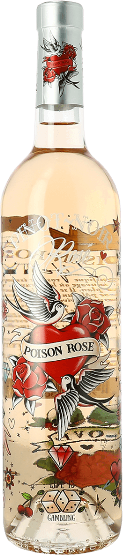 Het label van deze fles heeft een opvallend tattoo-achtig ontwerp met een groot rood hart, omringd door rode rozen en twee vliegende zwaluwen. In het hart staat de naam 'Poison Rosé'. Er zijn ook andere speelse elementen zoals sterren, diamanten en kersen verspreid over het label, wat een levendige en edgy uitstraling geeft. De capsule (foliedop) bevat eveneens een illustratie van een zwaluw met rode rozen. Het geheel oogt als klassieke tattoo-art.