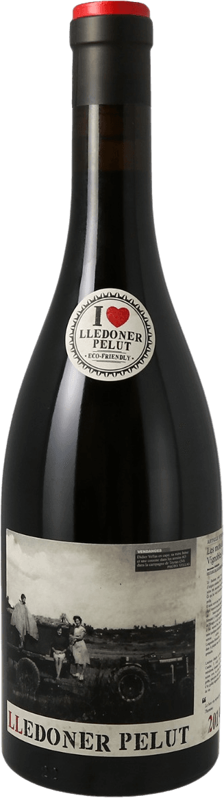 Lledoner Pelut - VdF Le Temps des Vendanges, Beschadigd etiket Het label toont een zwart-witfoto van mensen die op een landbouwvoertuig staan in een landelijke omgeving. Er is ook tekst aanwezig met de naam van de wijn 'Lledoner Pelut'. Bovenaan de fles is er een extra rond label met de tekst 'I ❤️ Lledoner Pelut' en 'Eco-friendly'.